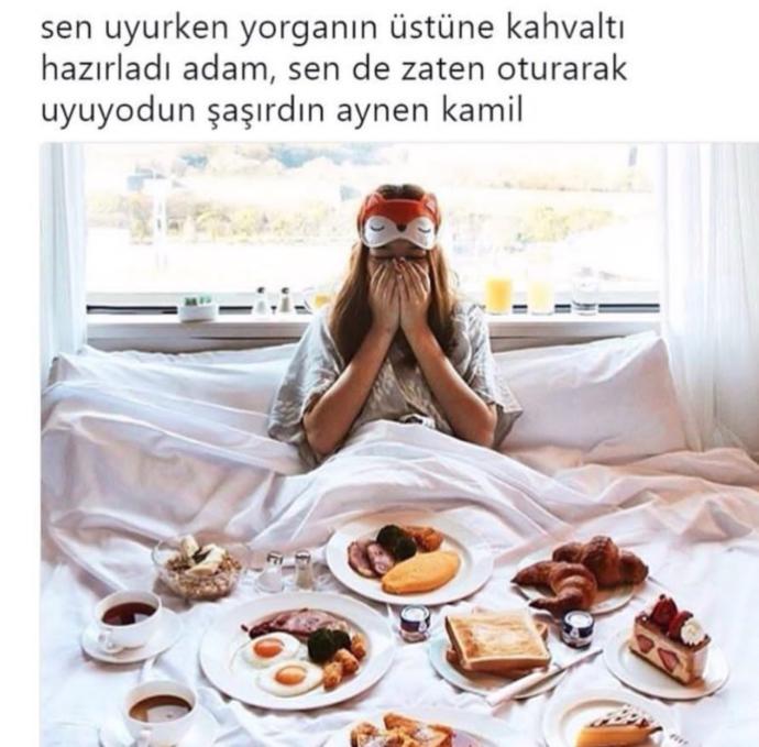 Yatakta kahvalti 