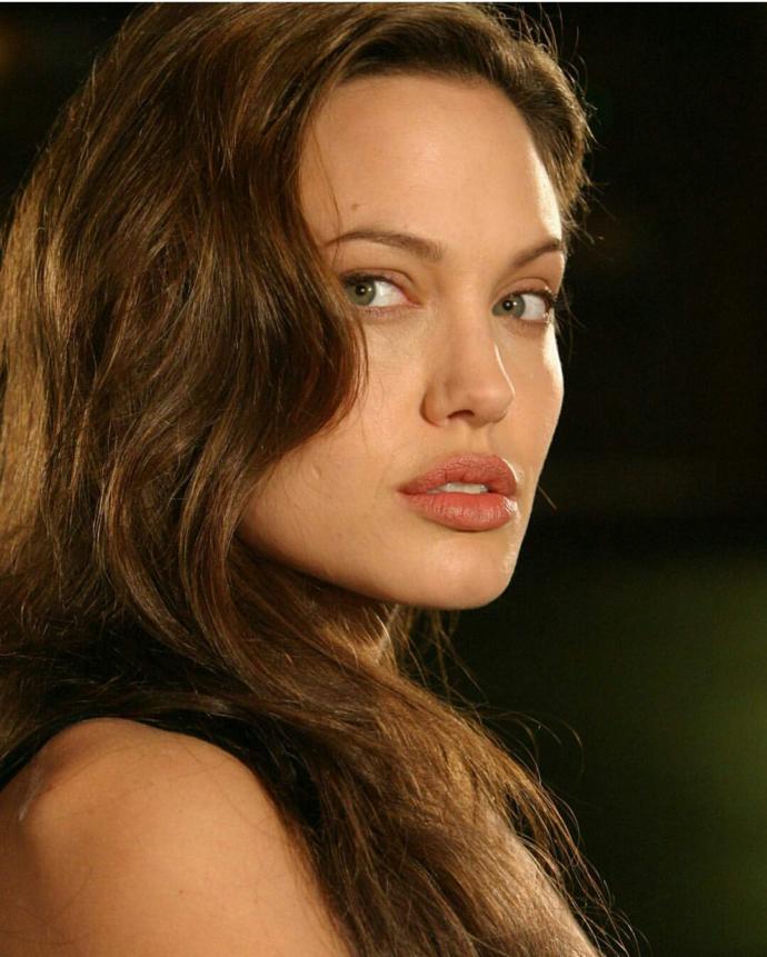 Angelina Jolie mi daha güzel, Beren Saat mi sizce?
