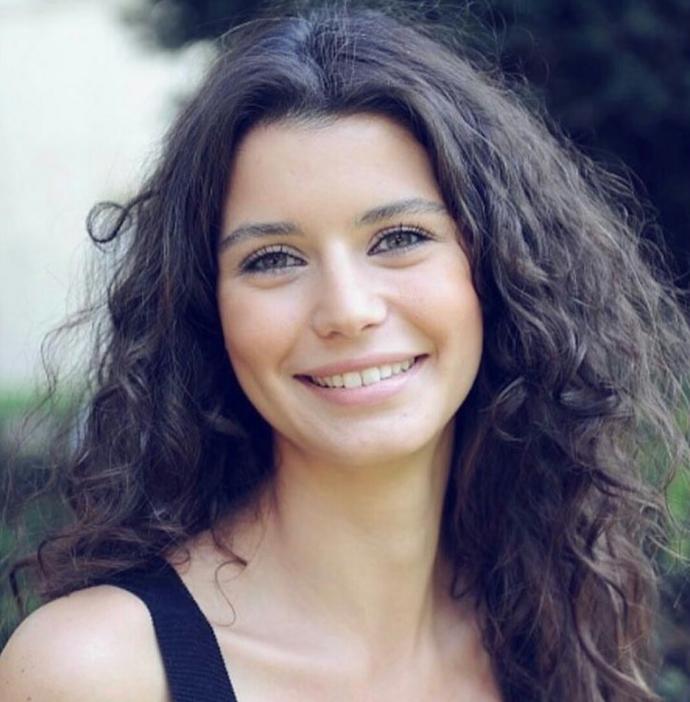Angelina Jolie mi daha güzel, Beren Saat mi sizce?