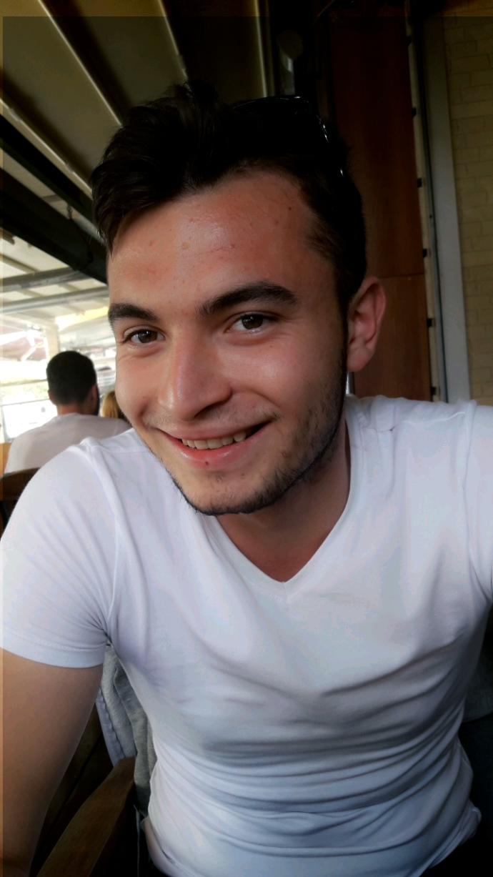 Bu çocuk kumral mı buğday tenli mi ne kendisi sorduruyor arkadaşlar ?