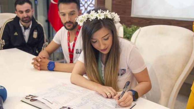 Kendi nikahınıza eşofmanla gitmeyi düşünür müydünüz?