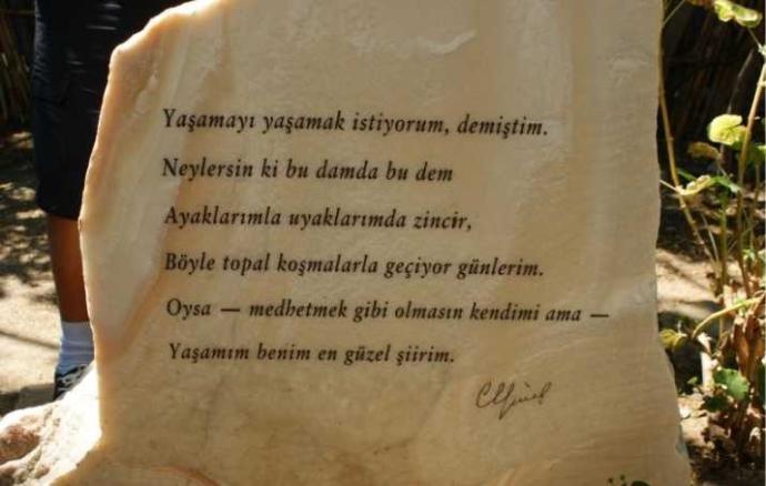 Bugün günlerden Can Yücel! Şairin en sevdiğiniz şiirinden alıntı yapar mısınız?
