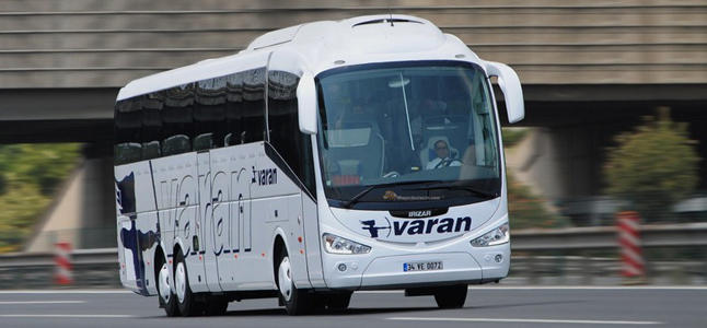Otobüsün içinde zıplarsan aynı yere düşersin, otobüsün üstünde zıplarsan otobüs altından gider yere düşersin, niye öyle?