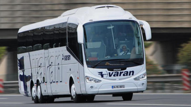 Otobüsün içinde zıplarsan aynı yere düşersin, otobüsün üstünde zıplarsan otobüs altından gider yere düşersin, niye öyle?