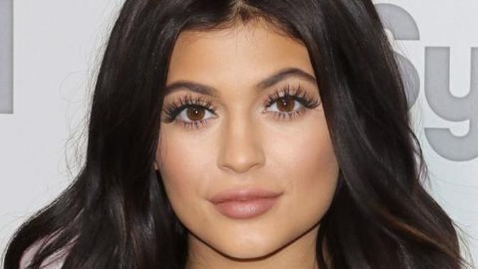 Maybelline Lash Sensational Waterproof maskara kullanan var mı?