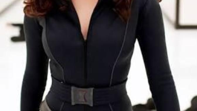 Natasha romanoff saç rengi?