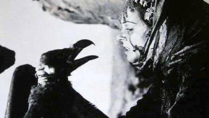 Fatma Girik ablamızın boş beşik filminde akbabanın boğazına sarılması gibi sizin de boğazına sarılmak istediğiniz insanlar var mı?