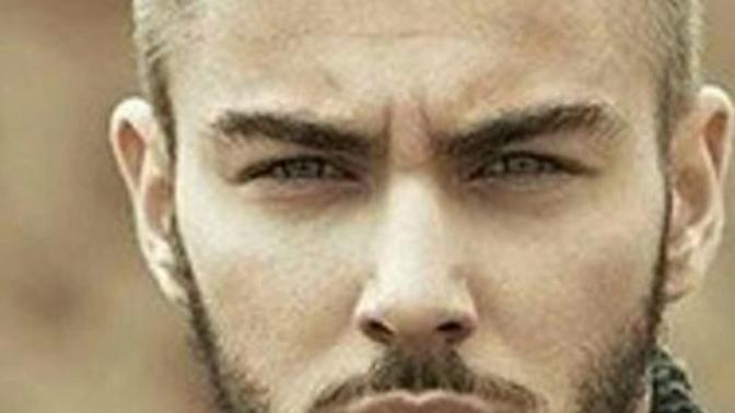 Sizce erkeklerde saç sola yatık mı daha hoş sağa yatık mı yoksa sadece yukarı mı?