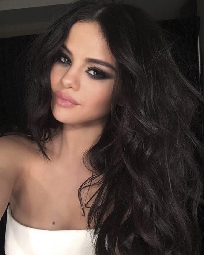 Selena Gomez'in hangi saç rengi daha güzel sizce?