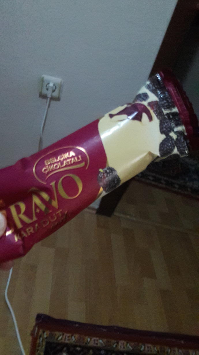 Sokakta memelerini zıplata zıplata yürüyen kızcıkları görmemek için eve kaçan tek ben miyim?