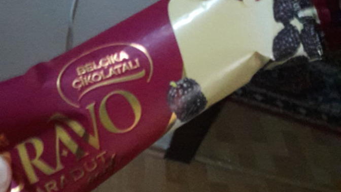 Sokakta memelerini zıplata zıplata yürüyen kızcıkları görmemek için eve kaçan tek ben miyim?