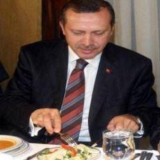 Recep Tayyip Erdoğan yemek yiyor.