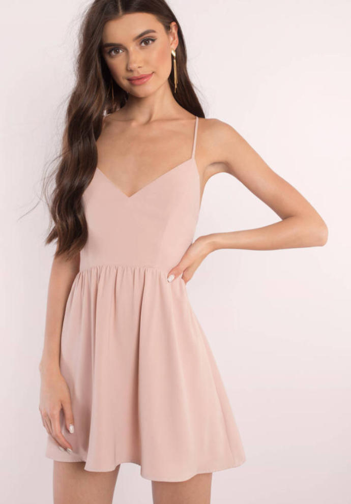 Sırt dekolteli elbiseler nasıl 👗?