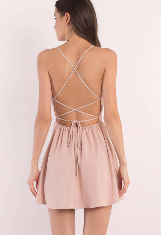 Sırt dekolteli elbiseler nasıl 👗?