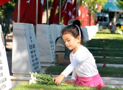 Mezarlık ziyaretine arefe günü mü gidersiniz bayram günü mü?