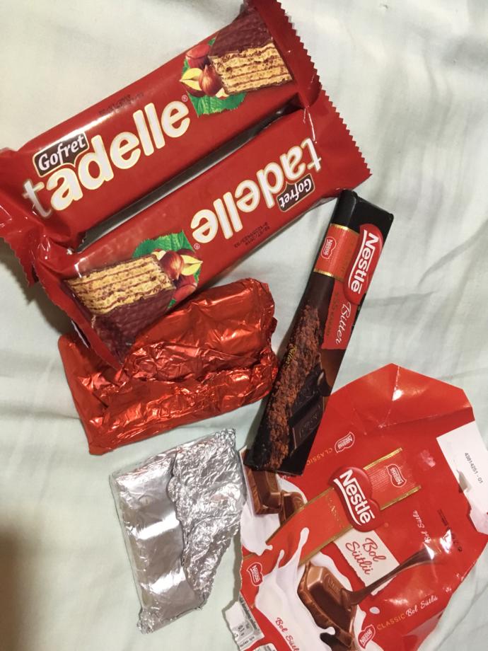 Hediye olarak bir kutu dolusu çikolata mı yoksa giysi mi sizi daha mutlu eder?