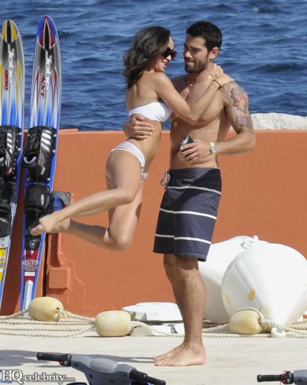 Kimi erkekler yakışıklı olduğu halde seksi değil, kimi çirkin erkeklerse gayet seksi. Fotoğraflardaki aktör nasıl sizce?